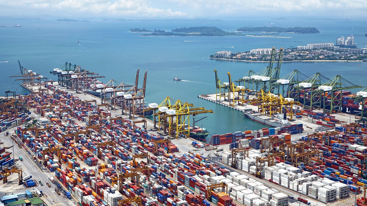 Une représentation du commerce international avec un port où sont stockées nombre de marchandises du monde entier